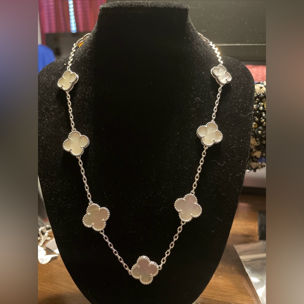 Elegant Mother-of-Pearl Clover Necklace - Silver